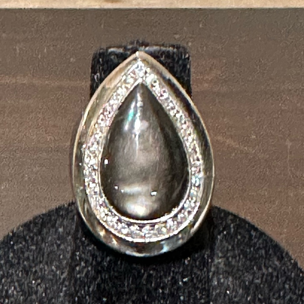 Rhodium plated silver ring w/rhinestones & tahitan pearl color costume jewelry.